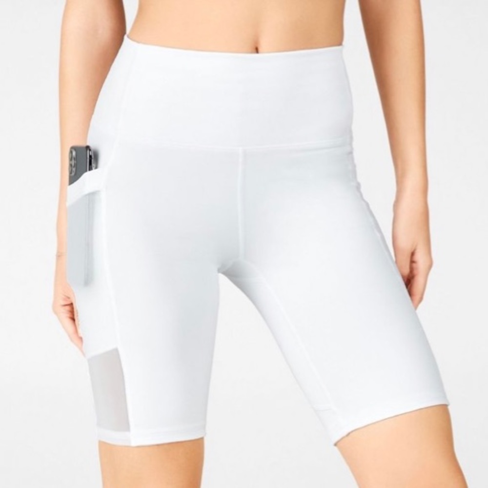 Fabletics On-The-Go High Waisted 9” Short 🤍